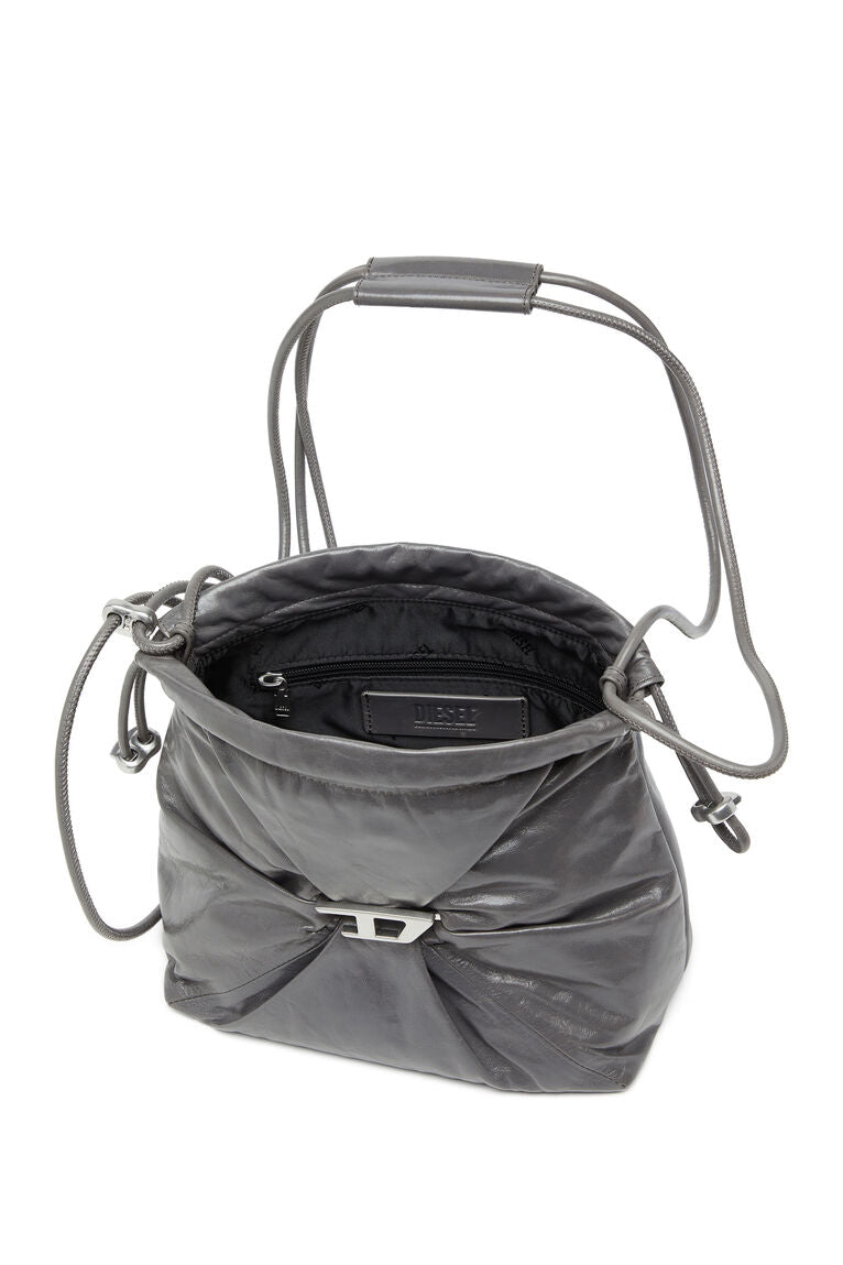 Borsa bucket in pelle lucida stropicciata